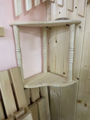 Полка угловая 2 яруса (с балясинами)